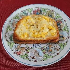 たっぷり卵とチーズトースト